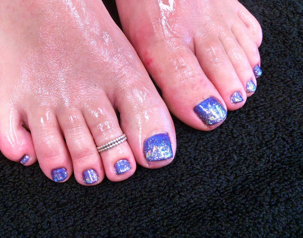 KatyLambson's tweet photo. #CustomDesign #ShellacToes #GlitterFade #Winter #2015 #BrokenGlassNails #NirvanaGlitter #IsiclesAdditives https://t.co/9O1a1XVEnz