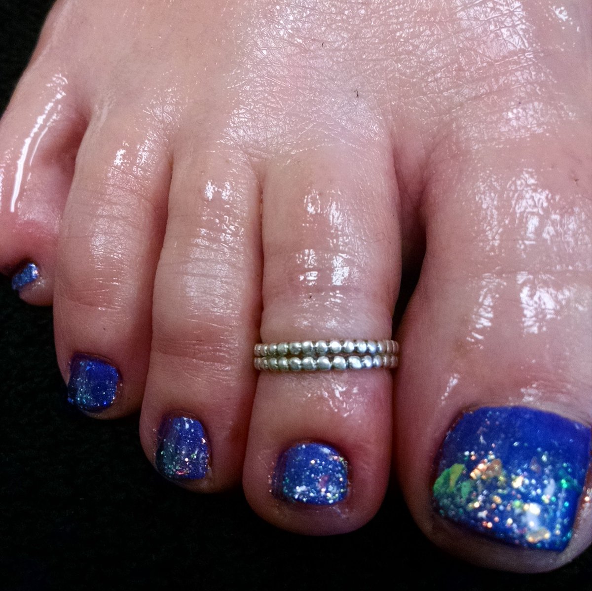 KatyLambson's tweet photo. #CustomDesign #ShellacToes #GlitterFade #Winter #2015 #BrokenGlassNails #NirvanaGlitter #IsiclesAdditives https://t.co/2fQ17HAnSj