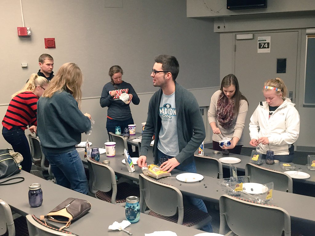 UCSNA's tweet photo. Check out SNA being healthy at our November meeting! Healthy and delicious #oatbar https://t.co/dbj78tOV3m