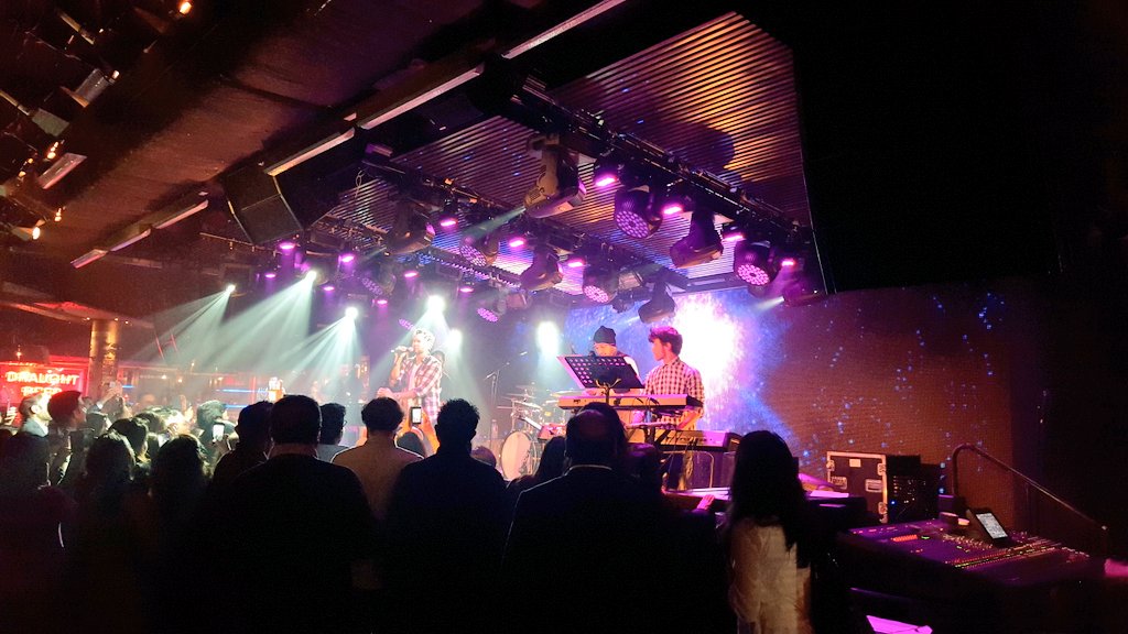 AshantiOmkar's tweet photo. The charismatic @Jeffreyiqbal gives #London the #JILive experience with covers the audience sing along to @UTBlondon https://t.co/uQjxwwgxDS