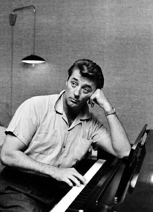 ClassicalCinema's tweet image. "Listen. I got three expressions: looking left, looking right and looking straight ahead." - Robert Mitchum