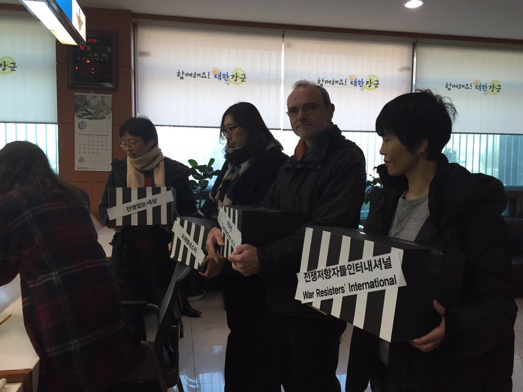 AmnestyKorea's tweet photo. 미국, 독일, 영국, 일본 등 108개국 8,058명의 시민들이 보낸 탄원서를 국방부에 전달하였습니다. "한국 정부는 양심에 따른 병역거부를 인정하라!" #PfP15 #Military https://t.co/B6HYozXvVe