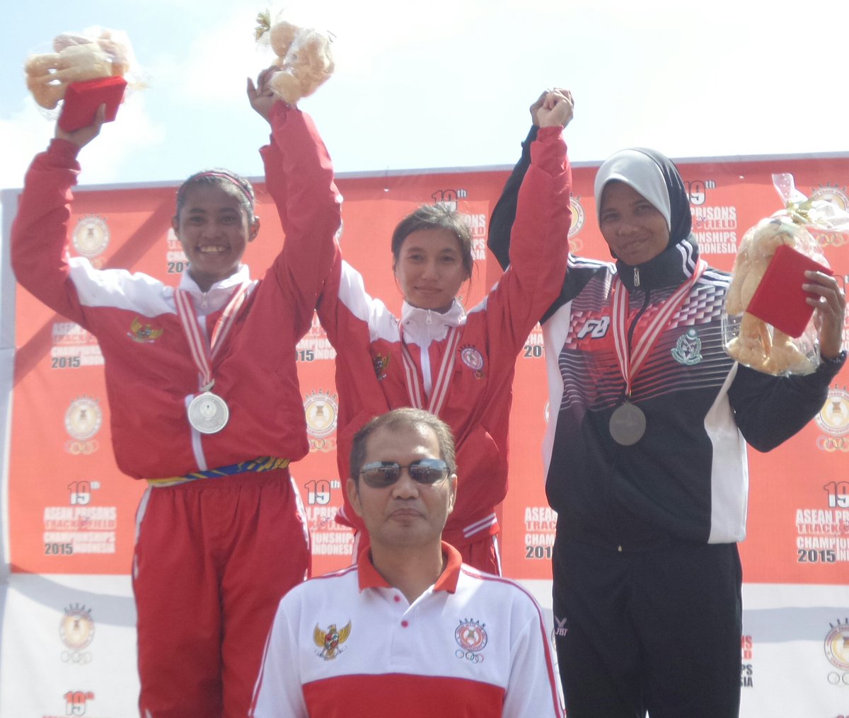 DITJEN_PAS's tweet photo. Momen penyerahan medali pertandingan Lompat Jauh. Selamat Juara! #APTFC2015 https://t.co/XDGlpChYTJ