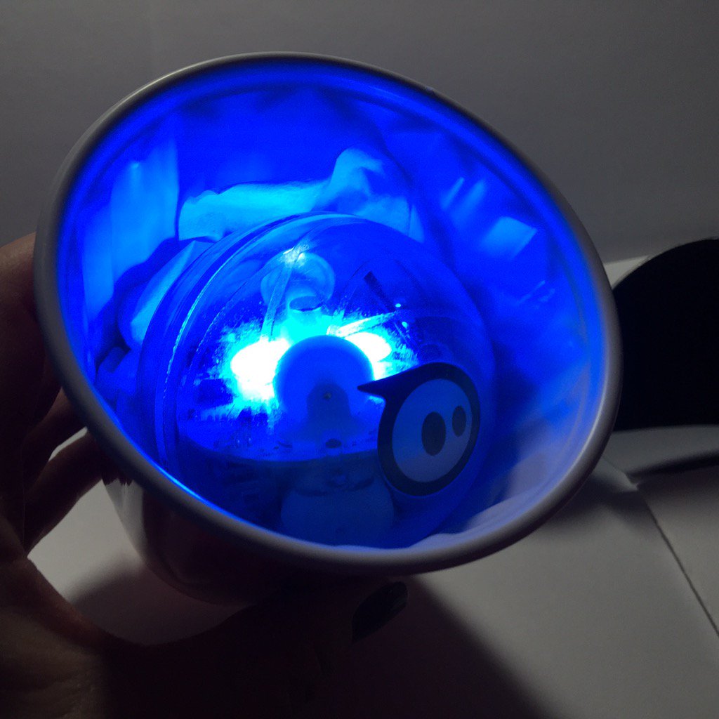 FergeeksonGirl's tweet photo. ...today's lesson was researching bending light with Sphero #totallyworks #refractionaction #edtech #Science #STEM https://t.co/Ohe8q2IuZz