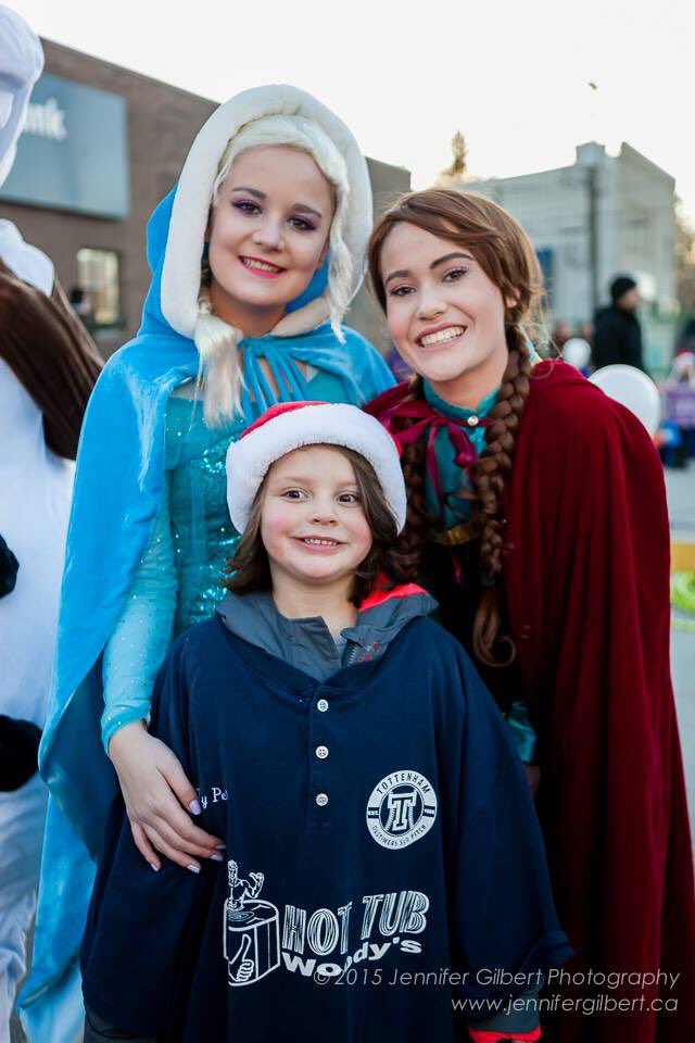 OUAPrincess's tweet image. Anna &amp;amp; Elsa at the Tottenham Christmas Parade!! What a wonderful time they had! 🎄❄️