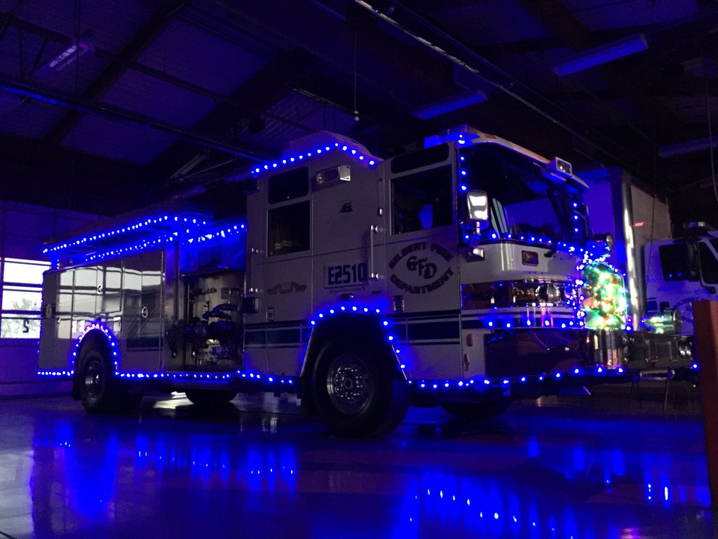 GilbertFireDept's tweet photo. Engine 2510 is ready for the Holidays. @GilbertYourTown https://t.co/HFayBBWorn