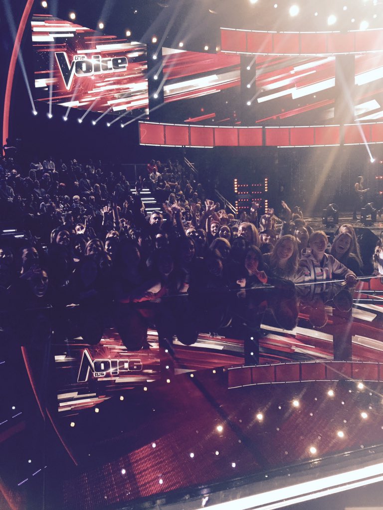 blakeshelton's tweet photo. They love #TeamBlake !! https://t.co/siHj1mXQar