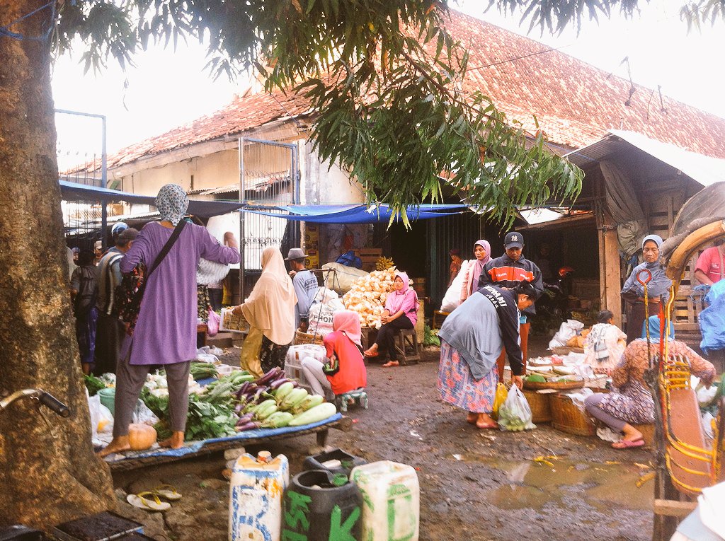 Sugeng Enjang poro sederek.... Usahakan belanjamu di pasar tradisional. -at pasar kota Rembang.. #OrangRembang