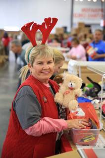 Franklin_Graham's tweet photo. Our incredible volunteers will process about 750,000 @SamaritansPurse @OCC_shoeboxes in Denver this year. #Thankyou! https://t.co/r7vUxpXjve