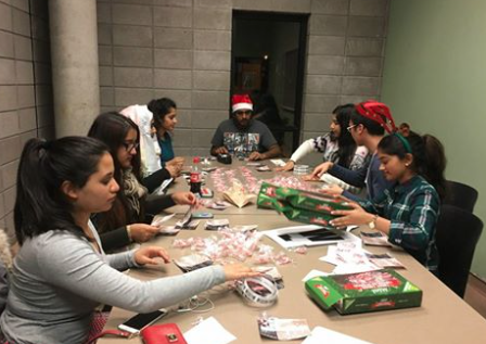 FriendsMSF_UTSC's tweet photo. FoMSF-Elves working hard! Thank you to our volunteers! https://t.co/wqEAkCth4V