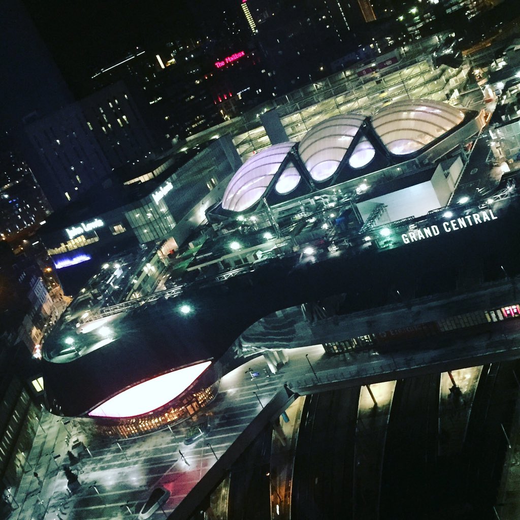 mark_robson10's tweet photo. The aliens have landed! 👽 #newstreetstation #birmingham #therotunda #stayingcool #amazingconstruction https://t.co/WZhiuUS8wq