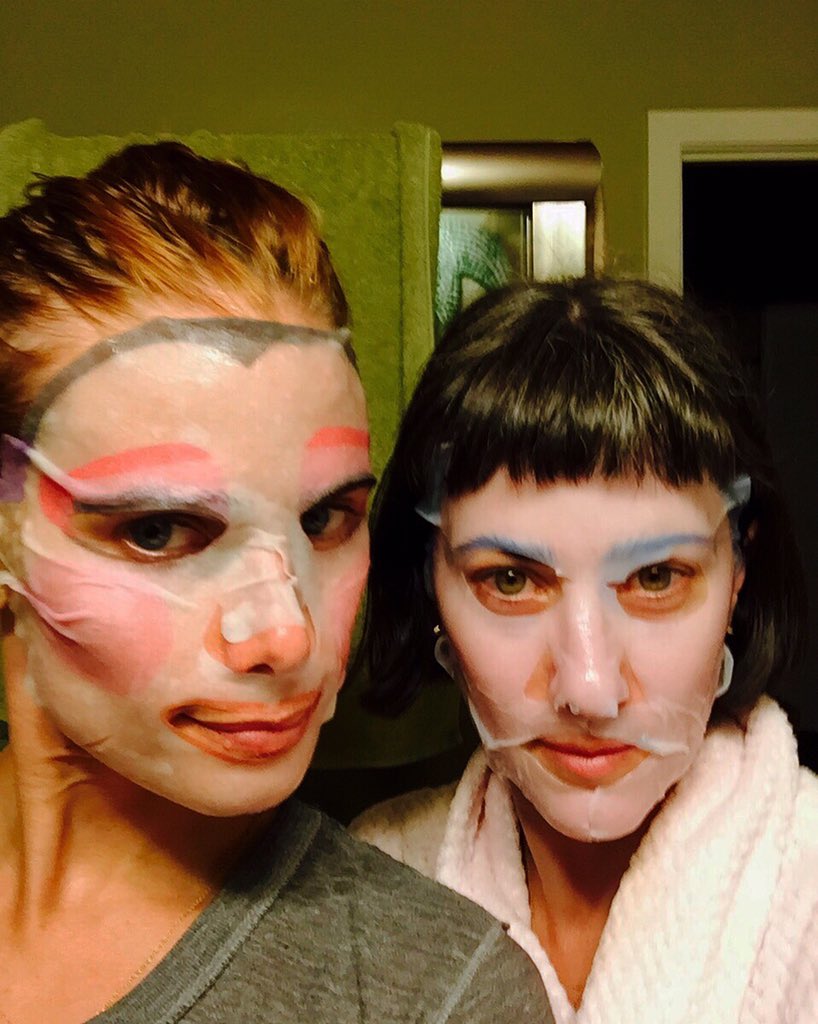 Since #KristieStreicher and #JennStreicher are on holiday doesn't mean they don't do their #violetgrey #masking!