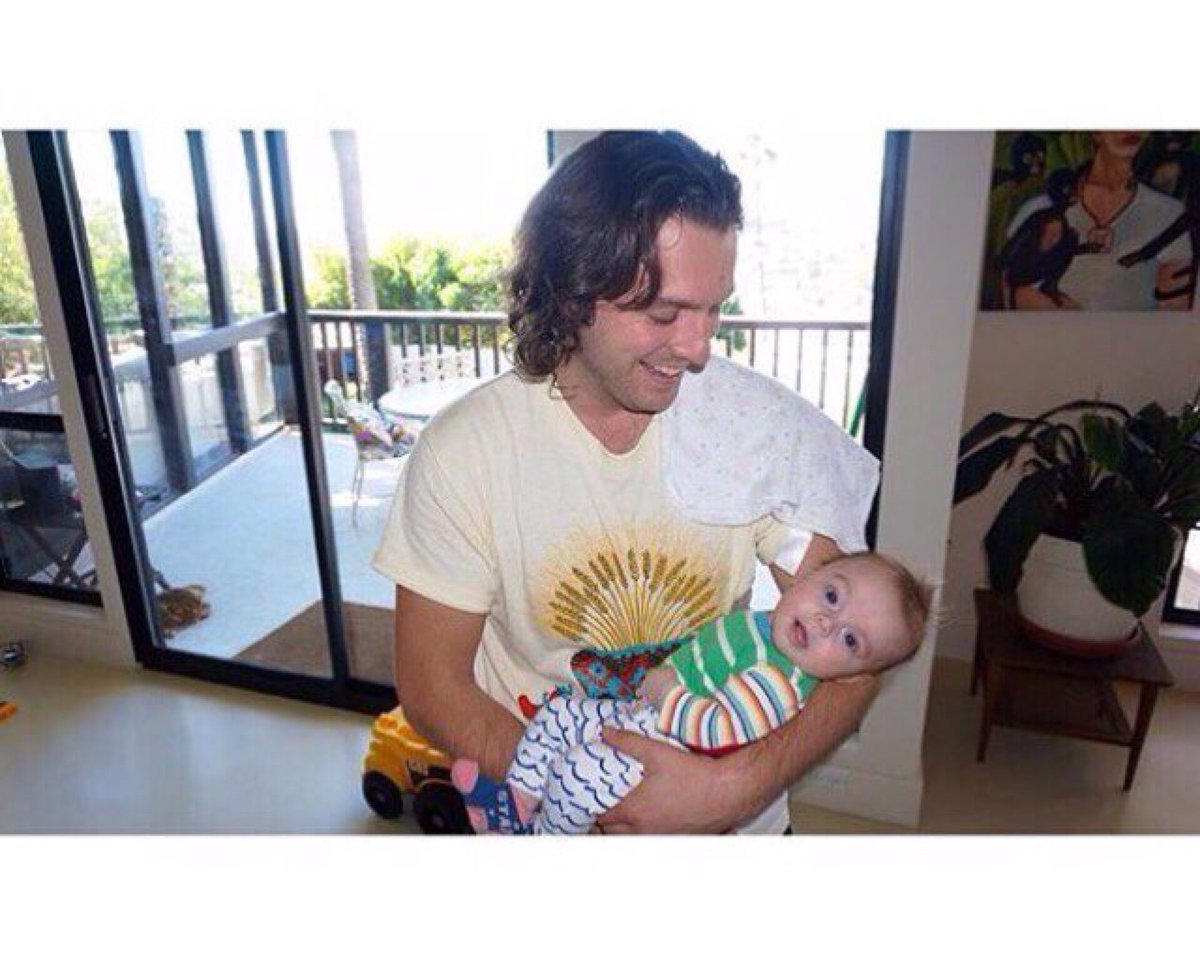 Mexico_AM's tweet photo. ¡#NickO'Malley y su segundo bebe, la hermosa Iggy Boss O'Malley! #ArcticMonkeys #AM https://t.co/eA31IHzkZx