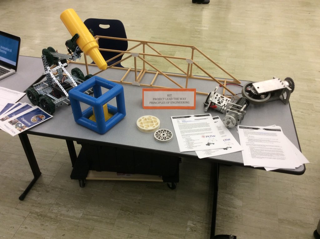 StarkeInd's tweet image. #LPoolHS Tech Dept is at the College Night to show off @PLTWorg & @ProjectAdvance! @LCSDTechWarrior #STEM #RealWorld