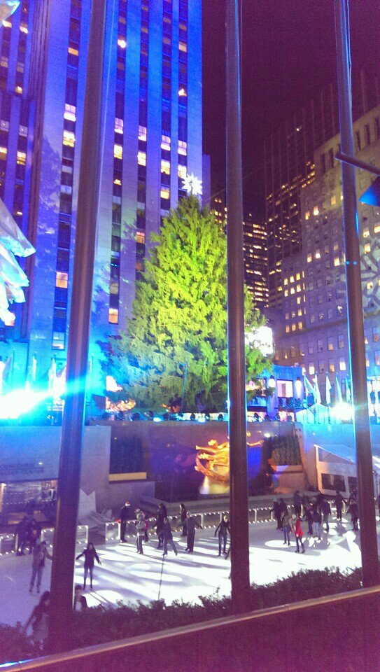 nocachyname's tweet image. Sneak preview of the big tree #somewhereinmymemory (@ Rockefeller Center - @rockcenternyc) swarmapp.com/c/jQ5j3cDJx9N