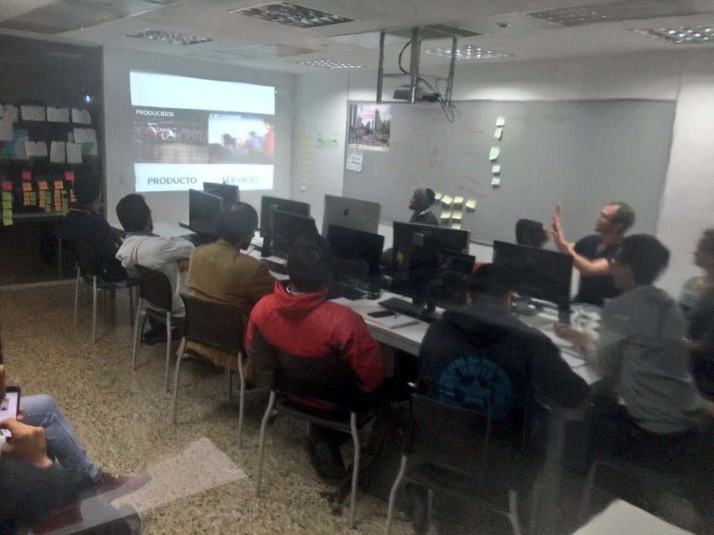 MasDisenioBog's tweet photo. Hoy hablando sobre diseño de servicios en gobierno  #meetup capítulo @ViveLabBogota https://t.co/ZgCHym3CnY