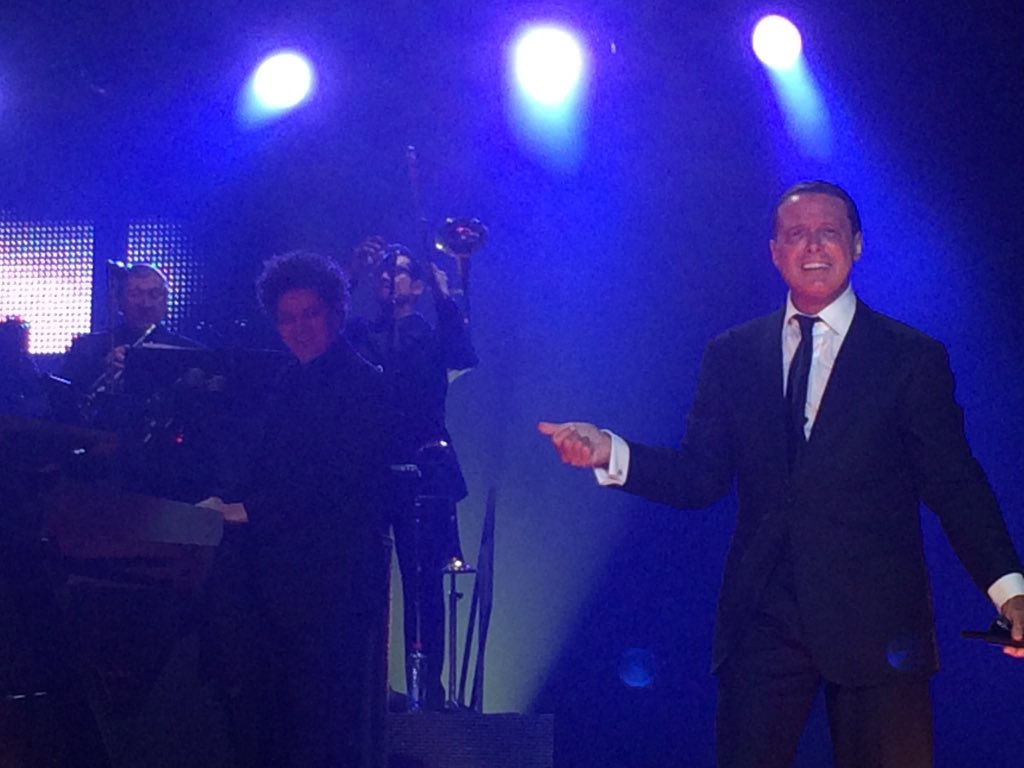 Algunas imágenes de <a href="/LMXLM/">Luis Miguel</a> en su primera noche en el @movistararena ! Mañana un nuevo show! #LuisMiguelEnChile