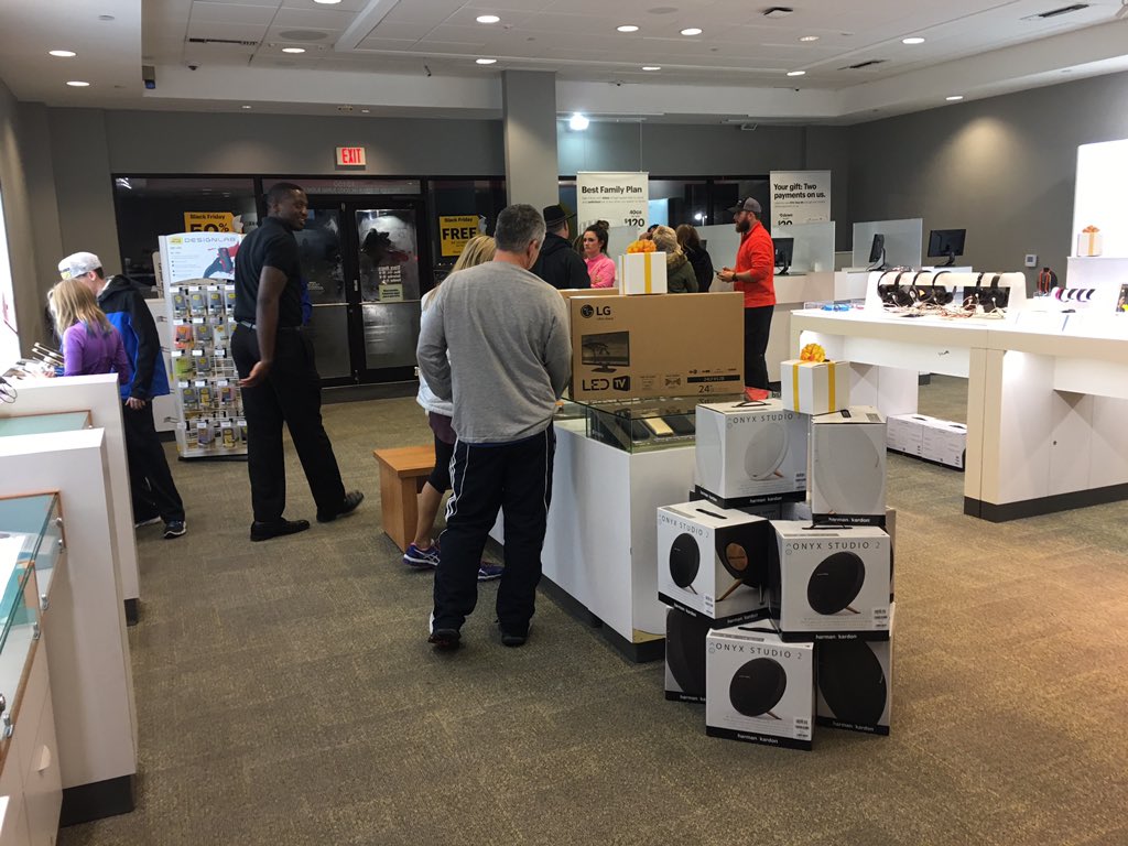 hollyk0990's tweet photo. Store full of new linesfrom @verizon and @TMobile tonight #9CLlines #8consumber #MoveForward @SprintCentral @jrsimer https://t.co/4XCAoyl9Sf