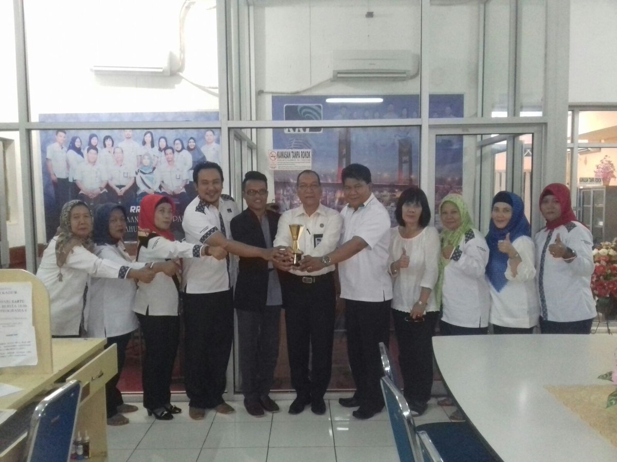 rripalembang1's tweet photo. Tim pemberitaan LPP RRI Palembang, mendapat penghargaan KPID Award 2015, https://t.co/YulqKEwR1n