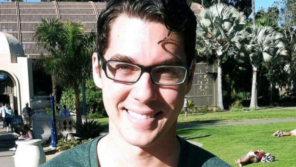 ABCWorldNews's tweet photo. Man dies just 1 day after paying stranger's grocery bill; inspires 'pay it forward' movement https://t.co/KMd4UnCt5V https://t.co/d9fVArTaBo