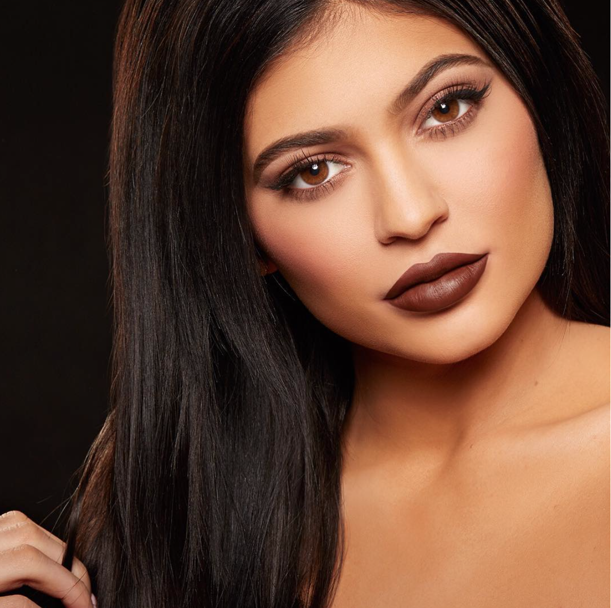 ELLEmagazine's tweet photo. Kylie Jenner's lip kit sold out in LESS THAN A MINUTE: https://t.co/iy28TJ6qRk https://t.co/MjEDSoqdCo