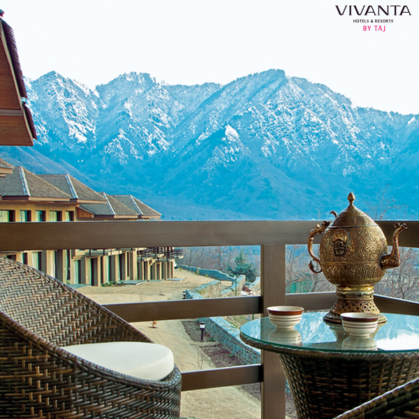 VivantaHotels's tweet photo. Watch the sky change colours amidst the mountains as you sip Kehwa at #DalView #Srinagar: https://t.co/QvMQJ3DEgm https://t.co/rGxz6UqTRR