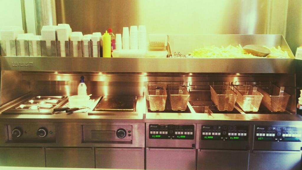 BenjaminGroot's tweet image. Maatwerk friteuse bakwand van @PitcoBNL met tot 50% vetbesparing met de ROV.  Zoals bij 't wapen van moerkapelle.