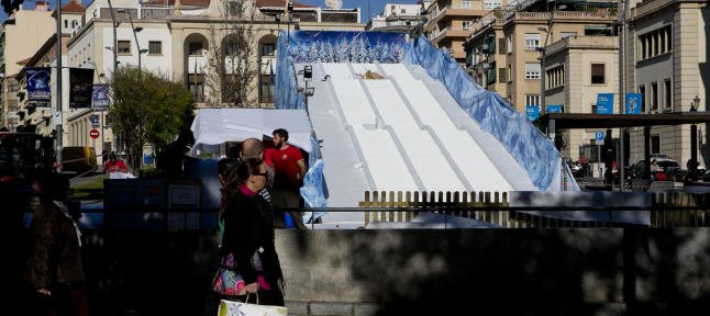 #Alicante El Ayuntamiento instala un tobogán de 35 metros en la plaza de la Montañeta diarioinformacion.com/alicante/2015/…