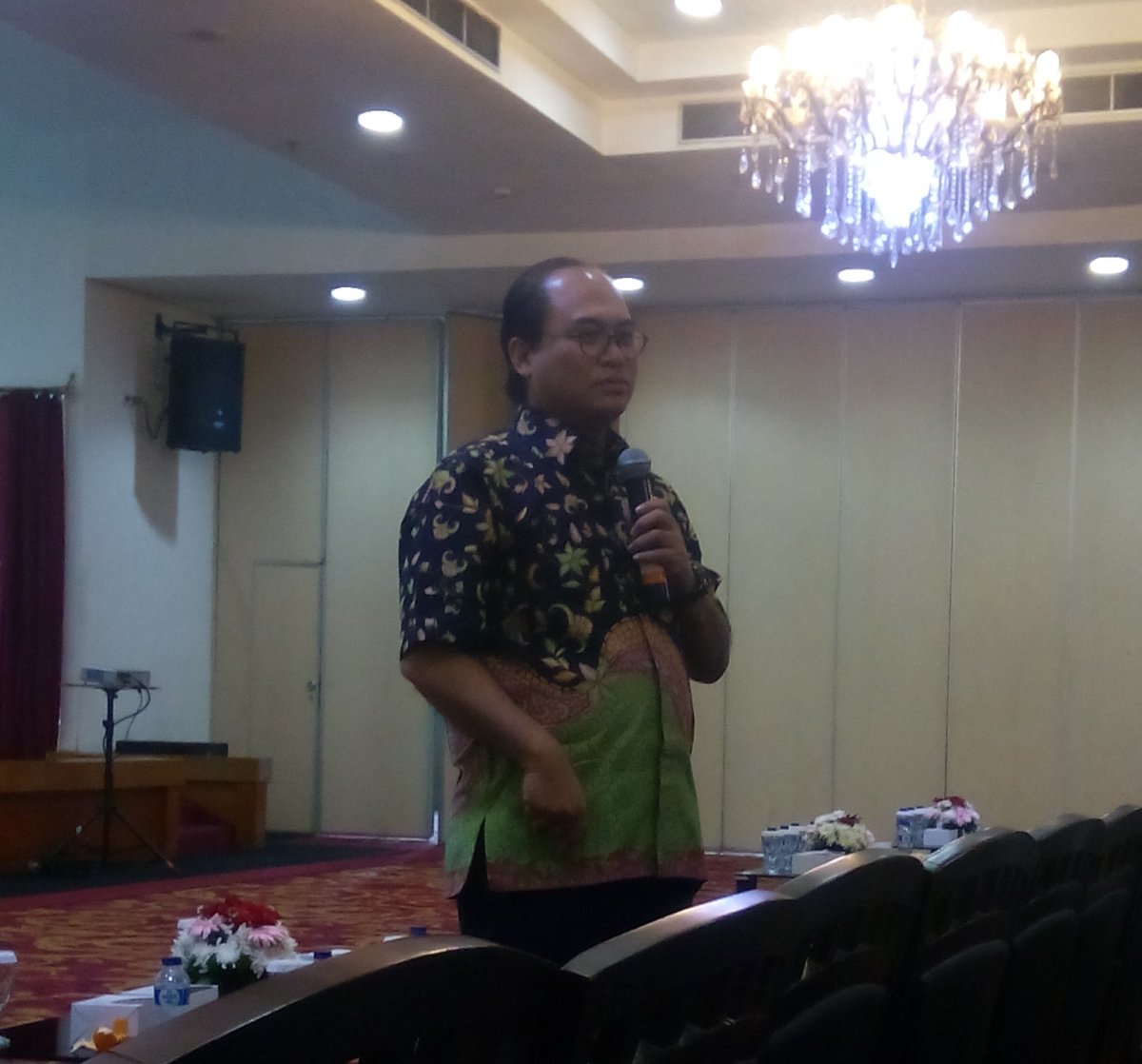 penulisakura's tweet image. Pak Anang, menyampaikan materi dgn gayanya yg kocak. @MP_Institute @MarkPlus_Inc #MITraining #MarkplusInstitute