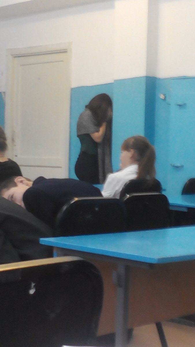 Младший ученик под столом у учительницы куни столом учительницы
