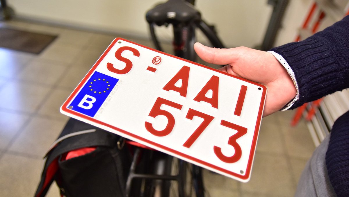 HLN_BE's tweet photo. Nummerplaat voor elektrische fietsen valt wel héél groot uit https://t.co/54UVyzb5FC #hln https://t.co/juAVdPx7Uv