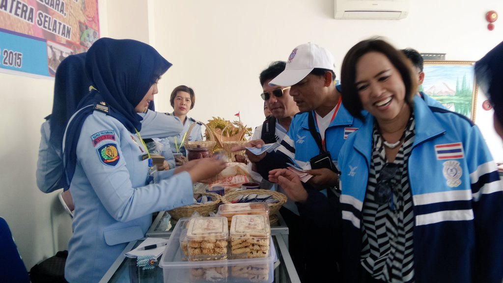 DITJEN_PAS's tweet photo. Kontingen Thailand memborong jajanan buatan Lapas Wanita Palembang #APTFC2015 https://t.co/qc8dNl8Wqs
