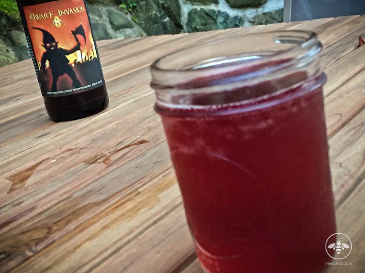 Meadist's tweet photo. #MeadReviewMonday with the tart Dwarf Invasion #mead from @BNektar https://t.co/ZL8Q3U0qm8 https://t.co/qGOiuzT130