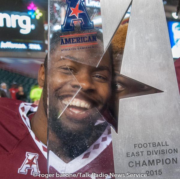 TalkRadioNews's tweet photo. @Temple_FB tops @UConnFootball wins East title @OwlSportsUpdate @TempleAlumni MORE PHOTO-->https://t.co/jbiPVNbDNV https://t.co/En1a7eqMRR