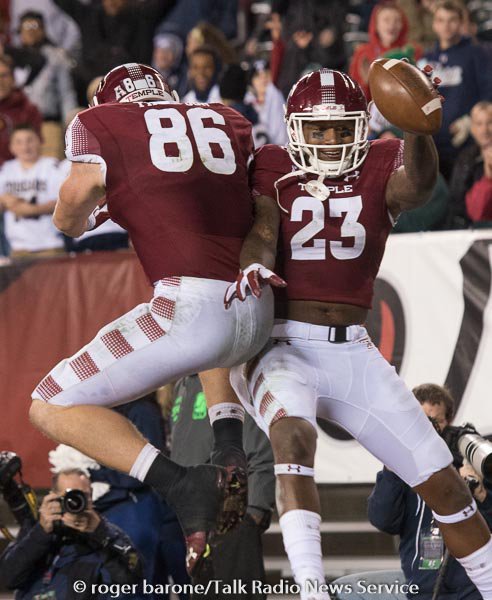 TalkRadioNews's tweet photo. @Temple_FB tops @UConnFootball wins East title @OwlSportsUpdate @TempleAlumni MORE PHOTO-->https://t.co/jbiPVNbDNV https://t.co/En1a7eqMRR
