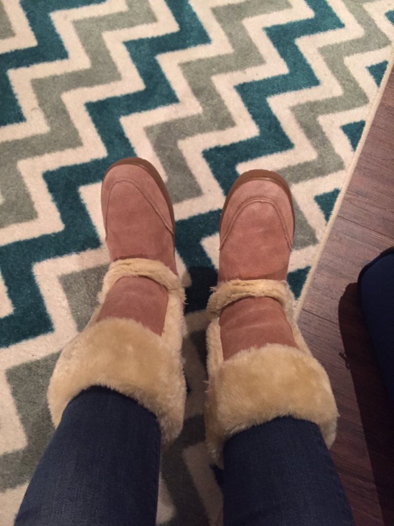 500daysofemi's tweet image. When it's cold in ur apt but u don't wanna pay for heating costs..... #superbasic