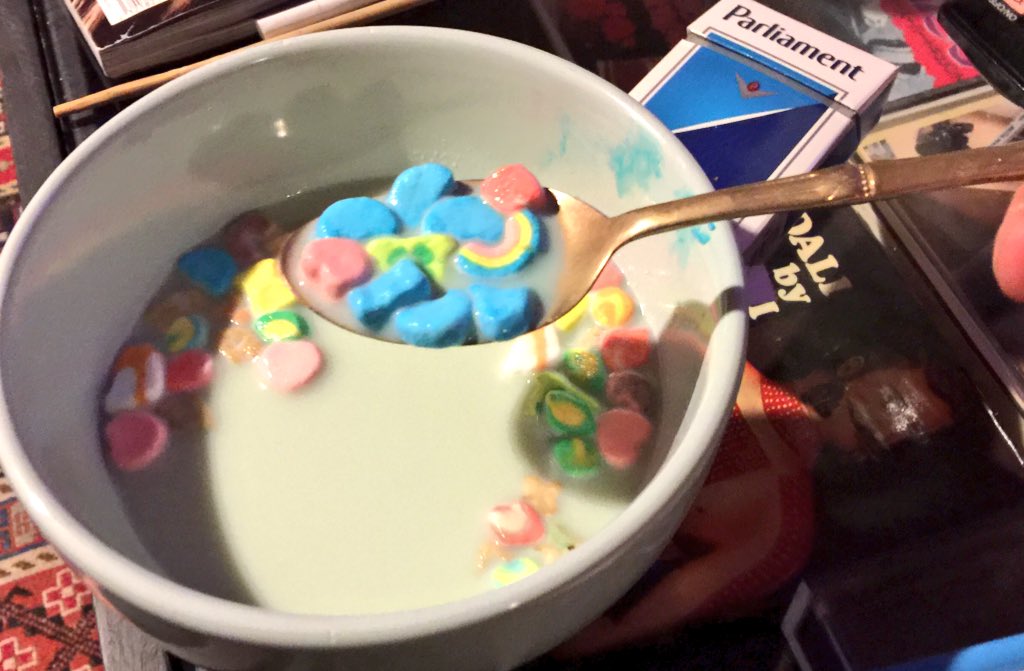 Reesito's tweet photo. Old habits die hard. #latenight #boozefood #luckycharms https://t.co/MeQSGxSx3S