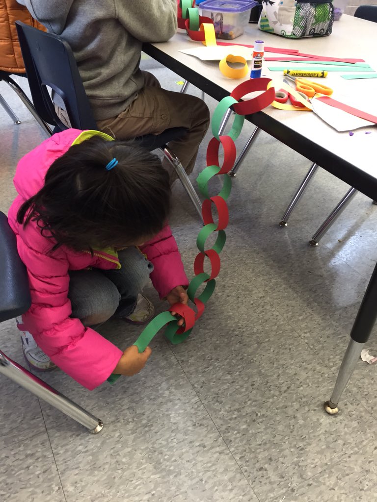 snelson_teachK's tweet photo. Paper chains in kindergarten! #finemotorskills #countingto25 #ABABpattern #teamwork @rcsdstoneridge https://t.co/39b717yU25