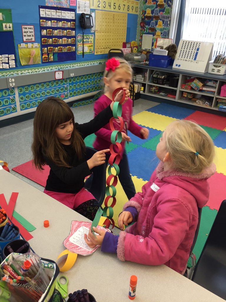 snelson_teachK's tweet photo. Paper chains in kindergarten! #finemotorskills #countingto25 #ABABpattern #teamwork @rcsdstoneridge https://t.co/39b717yU25