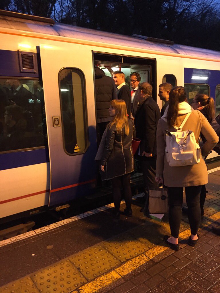 DrewBish's tweet image. @chilternrailway the appalling morning service at gx. Arrive 7:20, MIGHT board train at 7:59!Disgrace #timetablefail