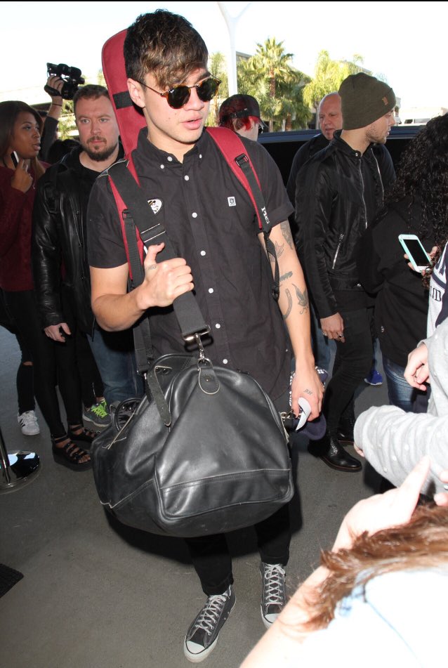 5SOS_Daily's tweet photo. Calum arriving at LAX || November 30 || tumblr:Hotdamn5sos

#MTVStars 5 Seconds Of Summer https://t.co/XdNMssgdxH