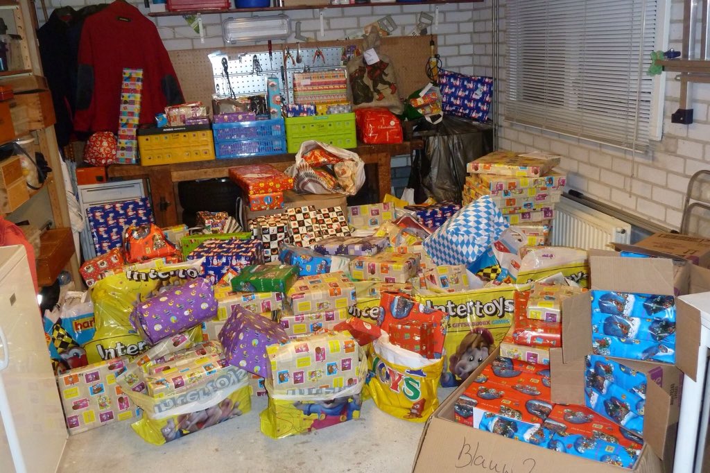 Het feest kan beginnen, de pakjes zijn binnen! Met dank aan alle serviceclubs #Emmen #Sinterklaas #Leergeld