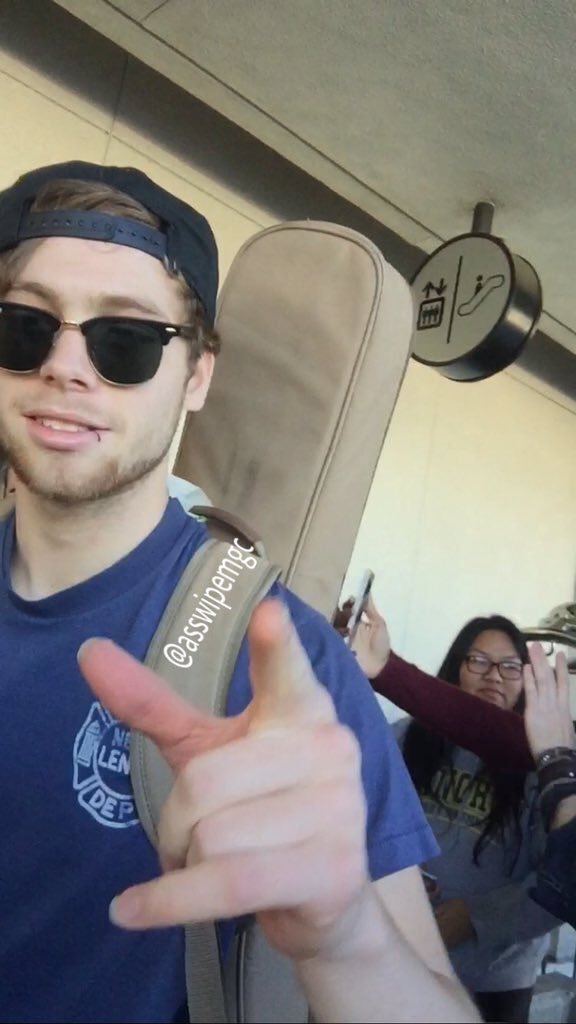 Your5SOSupdates's tweet photo. 5SOS at LAX today! -isa || @asswipemgc https://t.co/ViPVFOr0kw