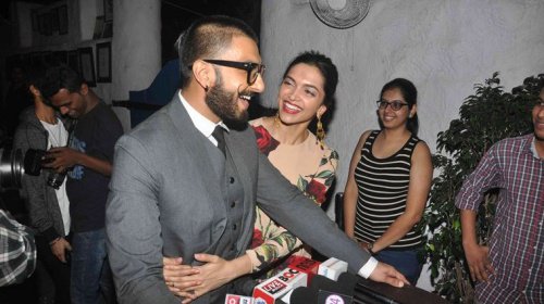 ieEntertainment's tweet photo. .@deepikapadukone kisses @RanveerOfficial at #Tamasha success party https://t.co/XdwptwT316 https://t.co/exEo8uy4vL