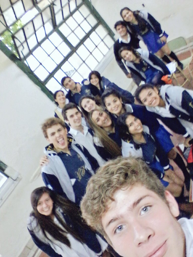 iararodas's tweet photo. #sextocuarta #Promo15SeremosEternos *faltan 15* 😭 ya nos vamosss https://t.co/XH6TTsjvOD