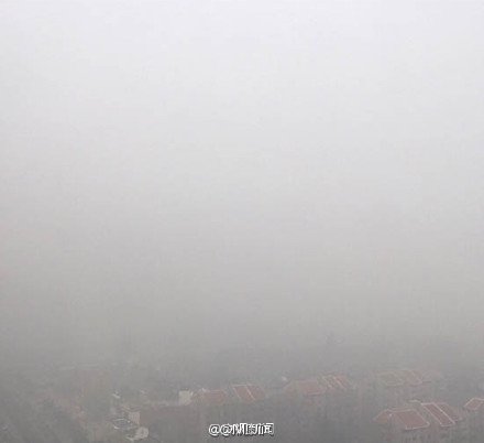 linglingfa's tweet photo. 小时候课本上一直告诉我们：我国绝不会走资本主义"先污染后治理"的老路，今天我站在这一片雾霾中，才了解，我国走的是”先污染也不治理”的中国特色社会主义道路。 https://t.co/Z5bCsVctLg