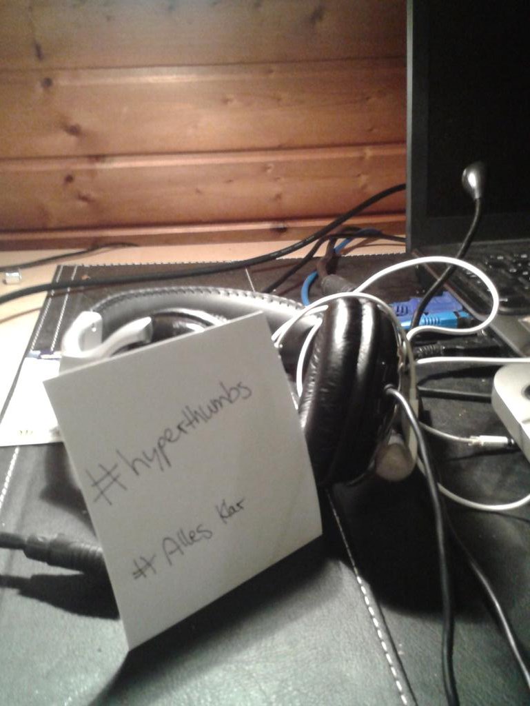 KevinKunzXD's tweet photo. #hyperthumbs #allesklar das micro am headset is kaputt deswegen apple Kopfhörer um ein micro zu nutzen https://t.co/CbUlUzFAOm