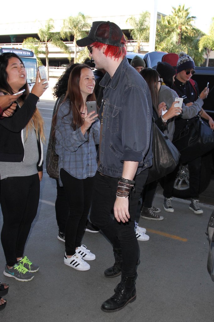 5SOSs_Updates's tweet photo. HQ || Michael meeting fans at LAX today (4)
#MTVStars 5SOS
#VideoMTV2015 5SOS https://t.co/9qAFy5edlq