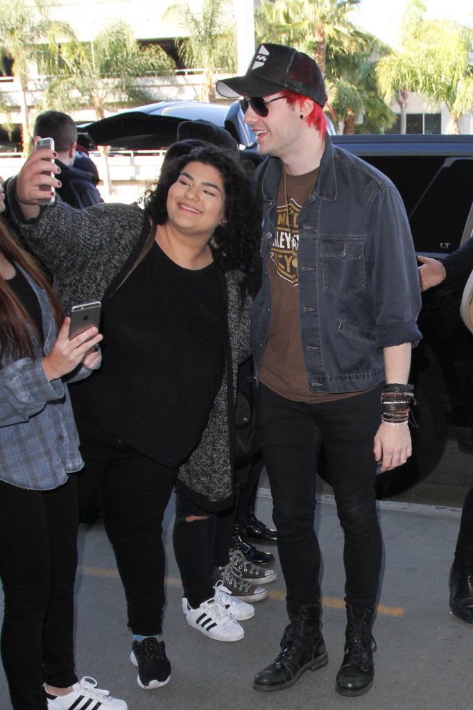 5SOSs_Updates's tweet photo. HQ || Michael meeting fans at LAX today (4)
#MTVStars 5SOS
#VideoMTV2015 5SOS https://t.co/9qAFy5edlq