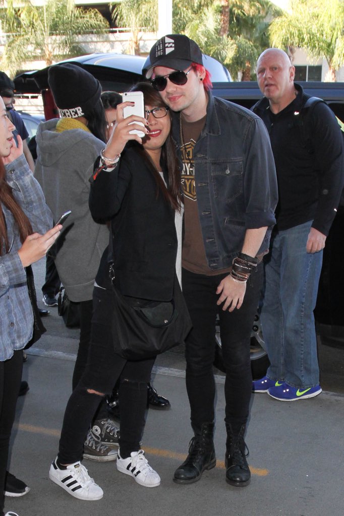 5SOSs_Updates's tweet photo. HQ || Michael meeting fans at LAX today (4)
#MTVStars 5SOS
#VideoMTV2015 5SOS https://t.co/9qAFy5edlq